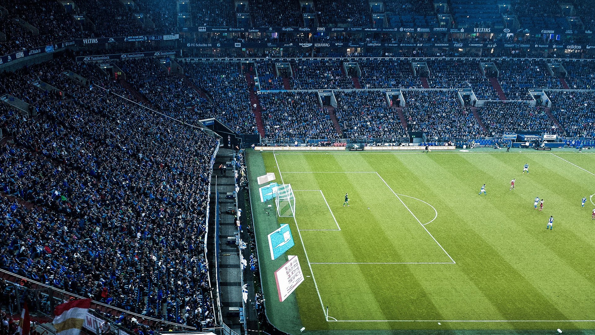 《赛场外的故事：幕后工作人员的平凡与执着》，赛场内外的英文