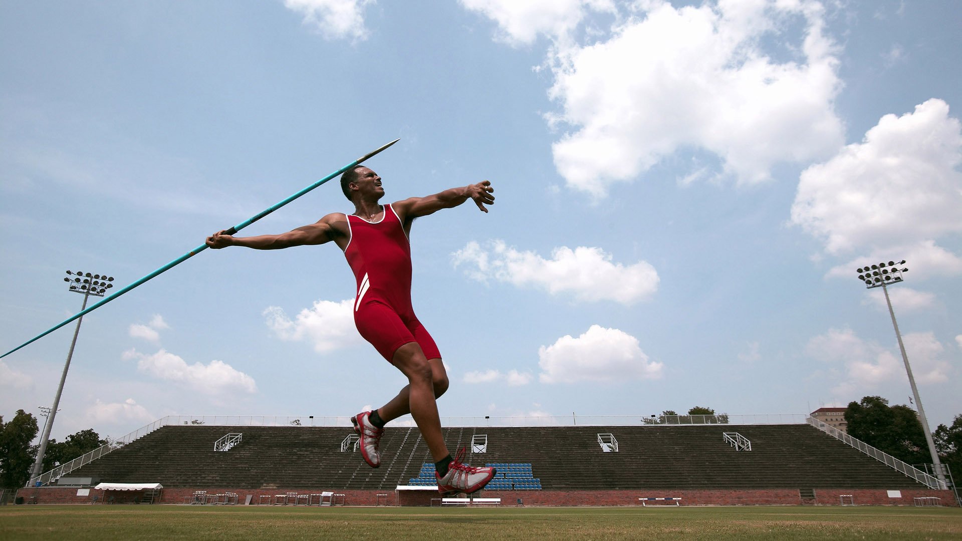 托桑·埃夫布奥姆万成为NBA未来之星，埃托奥和布冯相视一笑